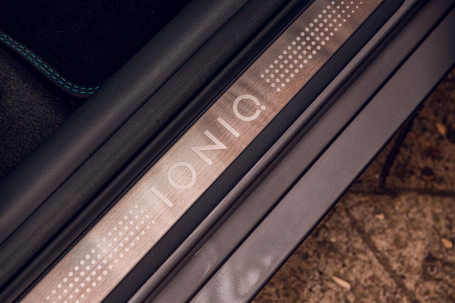 Логотип Hyundai IONIQ hybrid (AE) 2019 года  (UK) (фото 39 из 42)